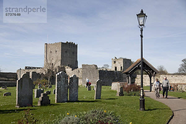 Innerer Burghof mit Grabsteinen  12. Jahrhundert  Portchester Castle  Fareham  Hampshire  England  Großbritannien  Europa