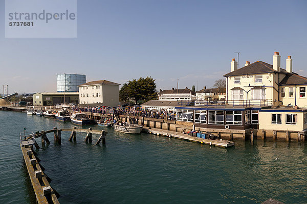 Pub am Wasser mit vielen Menschen am Kai  Littlehampton Marina  Hafen  Littlehampton  West Sussex  England  Großbritannien  Europa