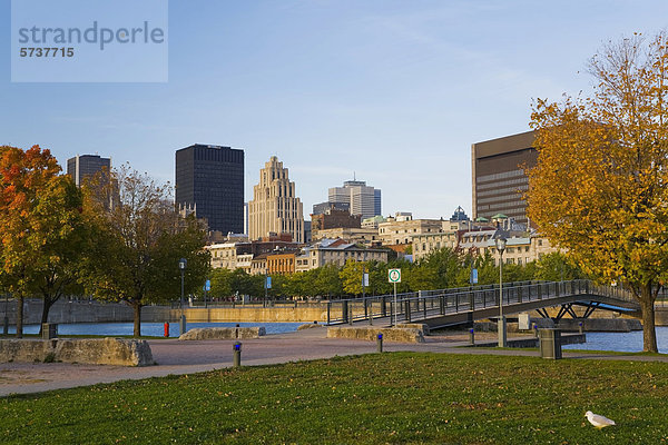 Skyline von Montreal vom Bassin Bonsecours im Herbst  Quebec  Kanada