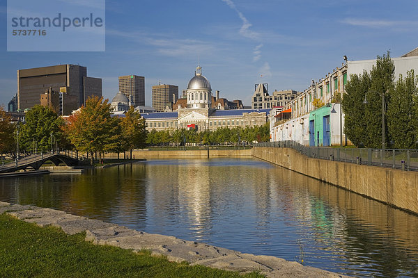 MarchÈ Bonsecours  ehemalige Markthalle  vom Bassin Bonsecours im Herbst  Montreal  Quebec  Kanada