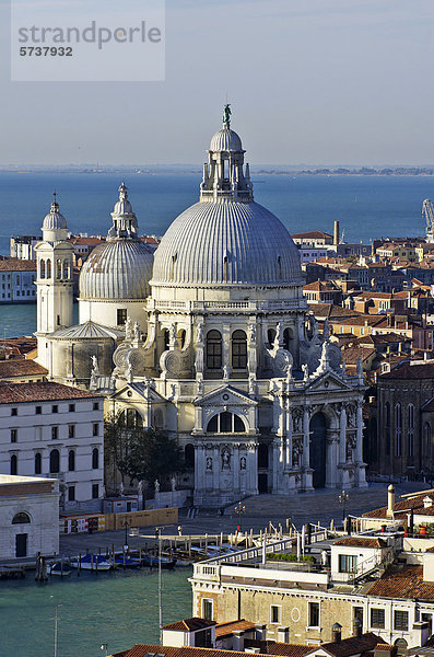 Blick auf die Basilika Santa Maria della Salute  Venedig  Venezia  Venetien  Italien  Europa