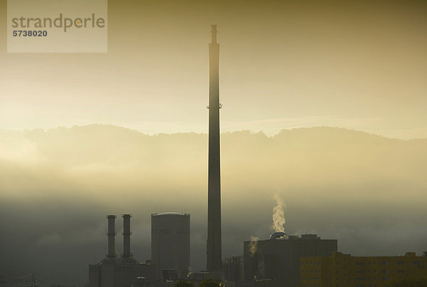 Schornstein  Industriegebäude  Luftverschmutzung  Linz  Oberösterreich  Österreich  Europa  ÖffentlicherGrund
