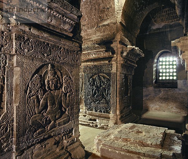 Myanmar  Bagan  Nanpaya Tempele  Brahamanic Bilder Sculpet auf den Säulen