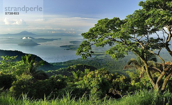 Asien  Philippinen  Tagaytay  Blick auf Lake Taal