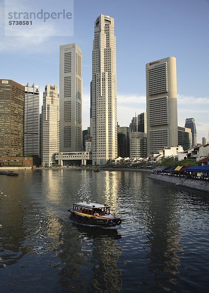 Asien  Singapur Skyline von Singapore River