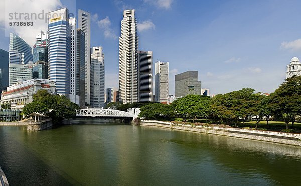 Asien  Singapur Skyline von Singapore River