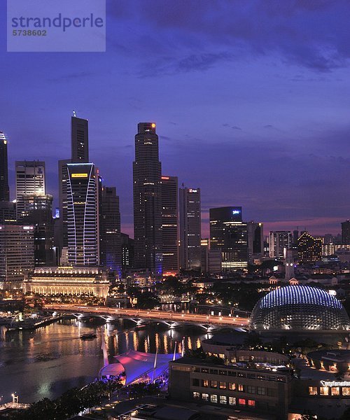 Asien  Singapur  Waterfront und Skyline bei Nacht