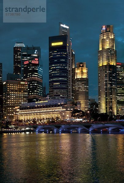 Asien  Singapur  Waterfront und Skyline mit dem Fullerton Hotel bei Nacht