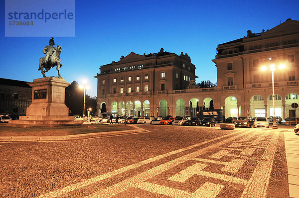 Italien  Piemont  Novara  Piazza Martiri in der Abenddämmerung  Vittorio Emanuele Denkmal