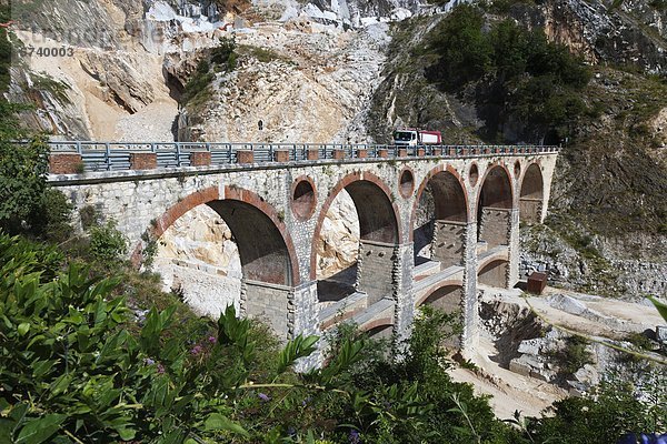 Europa Brücke Marmor Bergwerk Grube Gruben Carrara Italien alt Toskana