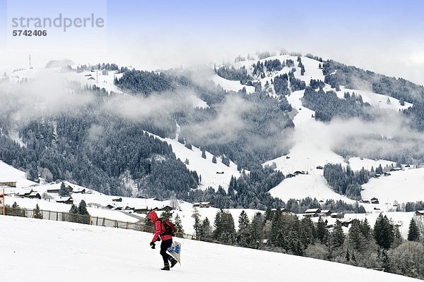 Frau im Schnee  Chateau d ' Oex  Schweiz