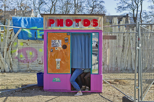 Drei Teenagerinnen in einer Fotokabine  Hamburg  Deutschland  Europa