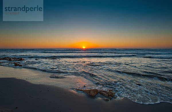 Strand Sonnenaufgang Sand Wellen brechen