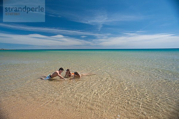 Freundschaft Strand spielen Brandung