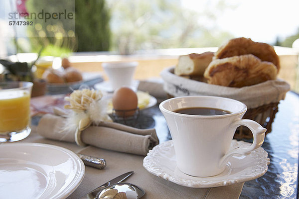 Nahaufnahme des Kaffees am Frühstückstisch