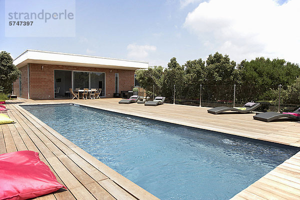 Liegestühle und Pool auf modernem Deck