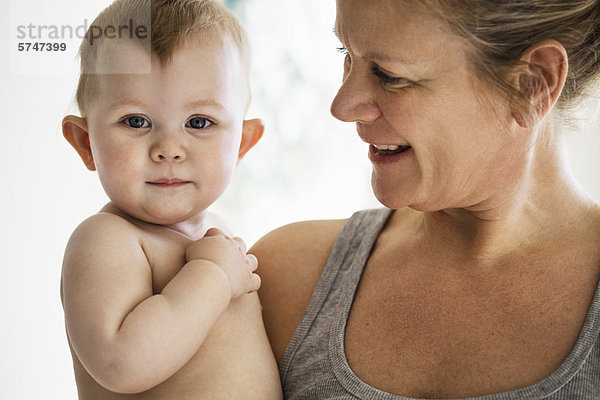 Lächelnde Mutter hält Baby Girl