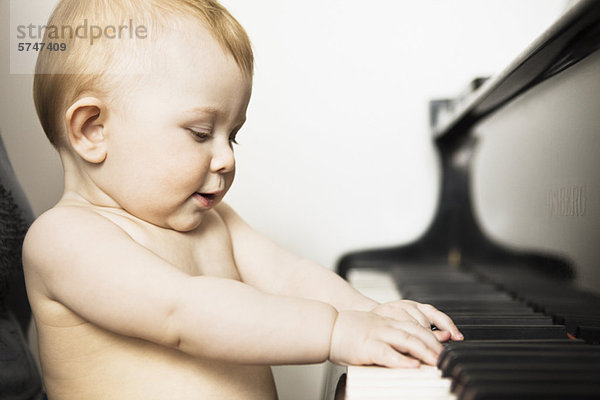 Kleines Mädchen spielt Klavier