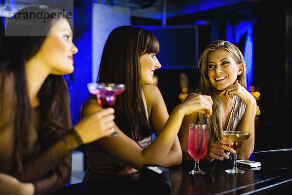 Frauen bei gemeinsamen Drinks an der Bar