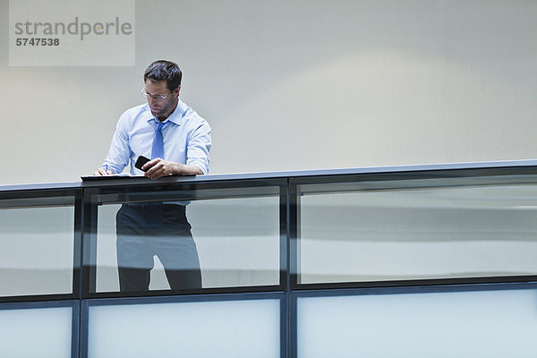 Geschäftsmann bei der Arbeit auf dem Balkon