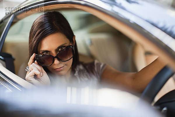 Frau  Auto  über  beobachten  Sonnenbrille