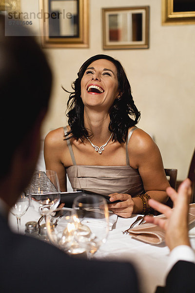 Paar beim Abendessen im Restaurant