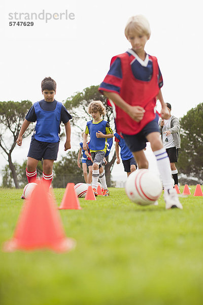 Kinderfußballmannschaftstraining auf dem Spielfeld