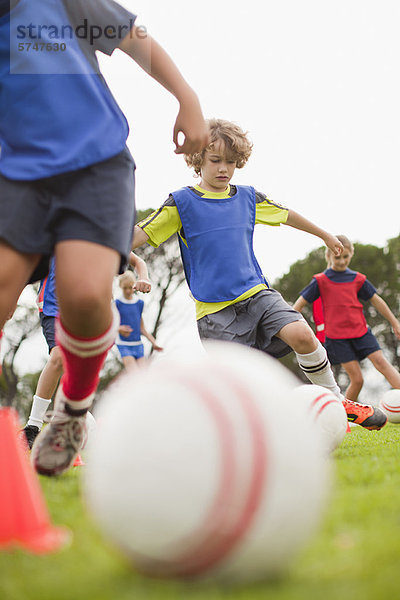 Kinderfußballmannschaftstraining auf dem Spielfeld