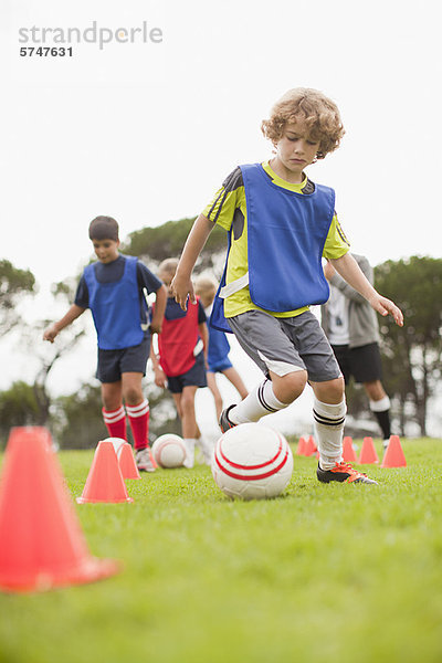 Kinderfußballmannschaftstraining auf dem Spielfeld