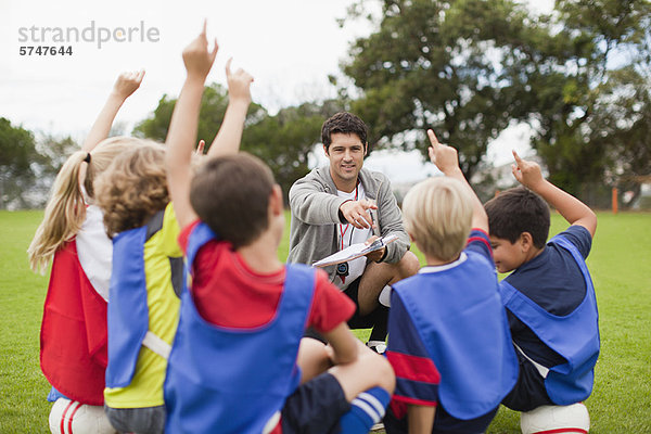 Kinder  die während des Trainings die Hände heben