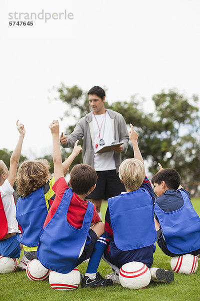 Kinder  die während des Trainings die Hände heben