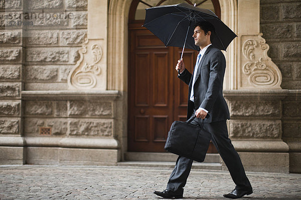 Geschäftsmann  tragen  Regenschirm  Schirm  Straße