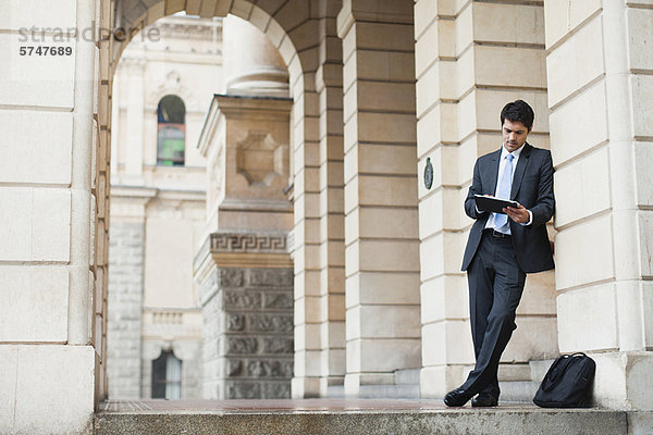 Geschäftsmann mit Tablet-Computer