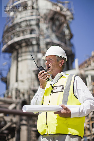 Mitarbeiter mit Walkie-Talkie vor Ort