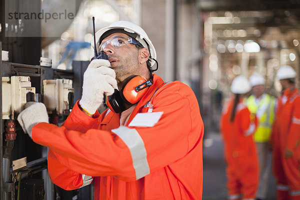 Mitarbeiter mit Walkie-Talkie vor Ort