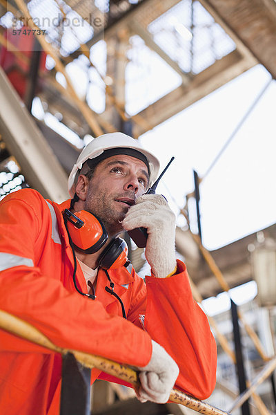 Mitarbeiter mit Walkie-Talkie vor Ort