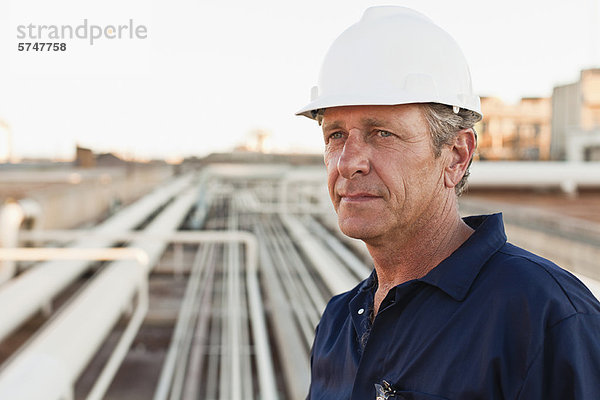 Nahaufnahme des Arbeiters in der Ölraffinerie