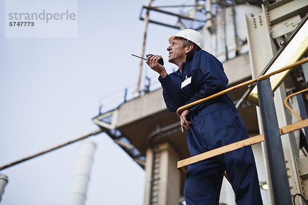 Arbeiter mit Walkie-Talkie vor Ort