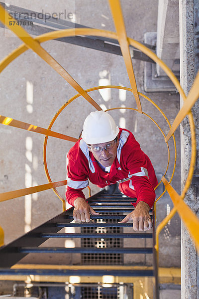 Steigleiter für Arbeiter in der Ölraffinerie