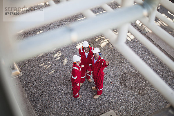 Arbeiter im Gespräch in der Ölraffinerie