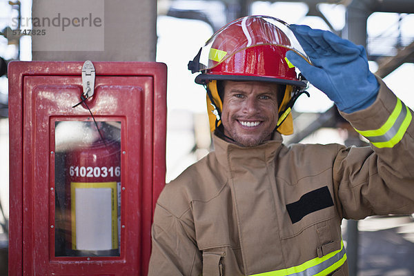 Feuerwehrmann lächelt vor Ort
