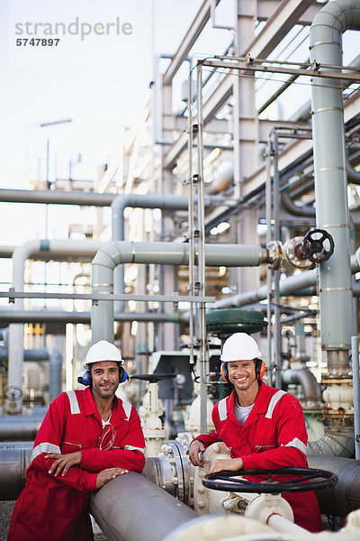 Arbeiter im Chemiewerk im Gespräch