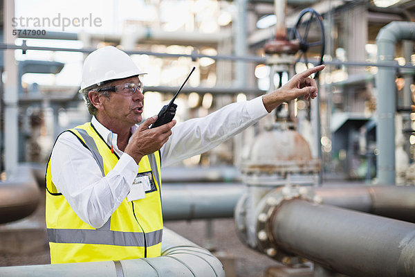 Arbeiter mit Walkie-Talkie vor Ort