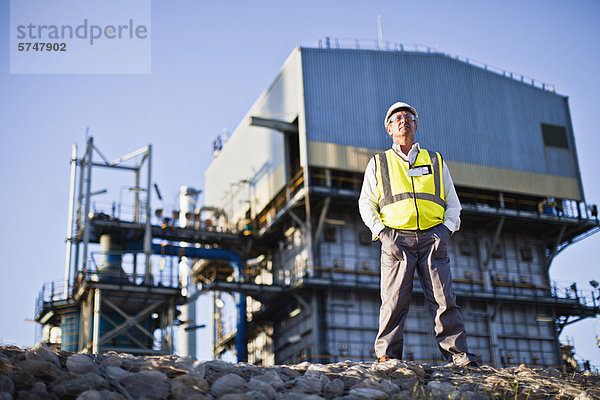 Stehender Arbeiter im Chemiewerk