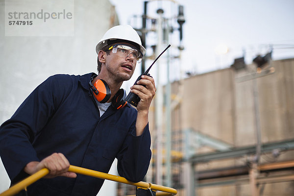 Arbeiter mit Walkie-Talkie vor Ort