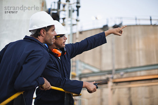 Arbeiter im Chemiewerk im Gespräch