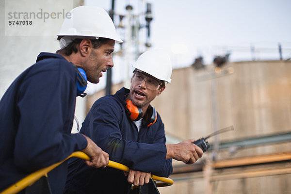 Arbeiter im Chemiewerk im Gespräch