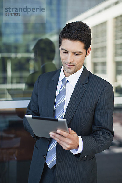 Geschäftsmann mit Tablet-Computer