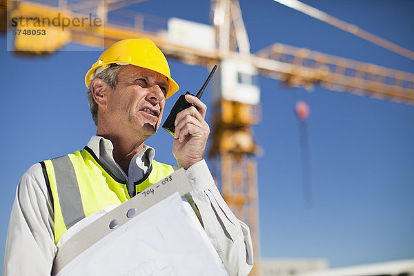 Arbeiter mit Walkie-Talkie vor Ort