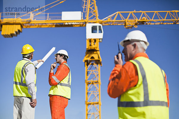 Arbeiter im Gespräch auf der Baustelle